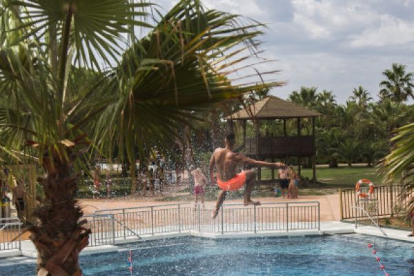 aqua_jump_3A8C520D2-1E9E-DD2E-4F1E-7B2D32853AC5.jpg